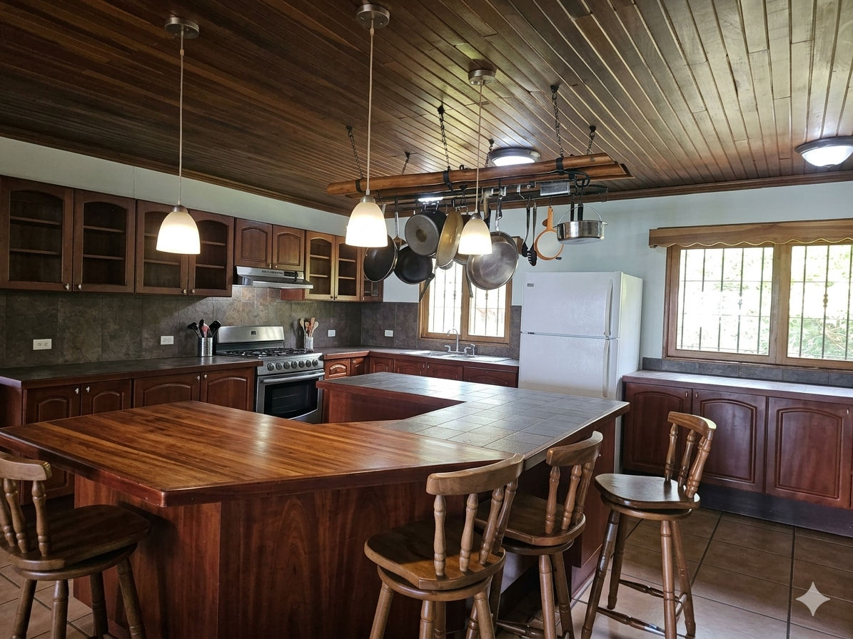 PRECIO SOLO POR EL MES DE OCTUBRE Casa de Montaña en San Rafael de Heredia | 400 m² + 6.288 m² de Terreno | Vistas
